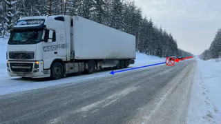 На трассе в Коми из-за несоблюдения дистанции водители "догнали" фуру и трактор