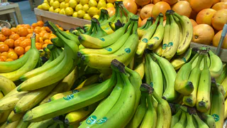 Вот зачем продавцы "Магнитов" и "Пятёрочек" забирают себе из ящиков с бананами маленькие незаметные пакетики