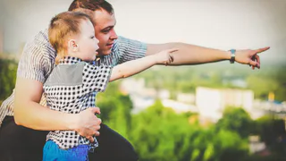 Не хочется, а нужно: мужчины чаще стали ходить в декрет