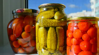 Хрустящие огурцы в каждой банке: вот что нужно положить при консервировании для идеального вкуса. Секретный рецепт