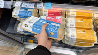 Хитрые продавцы выбирают яйца себе домой только так: запоминайте эти 2 приема