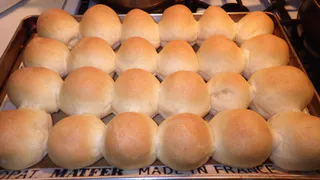 Любой суп с ними съедите и не заметите: рецепт ароматных луковых булочек – детям особенно понравится