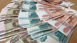 Россиянам решено срочно выдать по 25 000 рублей. озвучена дата прихода денег на карту