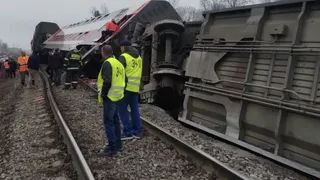 На месте схода вагонов поезда из Челябинска развернута группировка МЧС из 150 человек