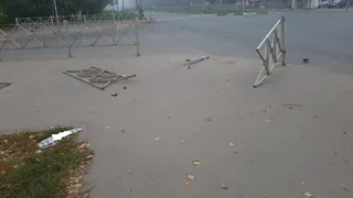 Водитель снес ограждение и скрылся. Вот только оставил на месте номер авто