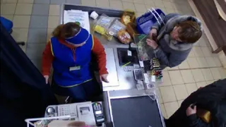 Продавщица брянского магазина украла у покупателя кошелек