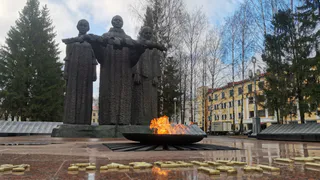Администрация Сыктывкара прорабатывает варианты ремонта дорожек у Вечного огня