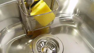 Заливаю в слив 1 стакан — и засор уносит со свистом: делаю так много лет — избавит от мучений с вантузом