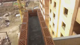 Рязанские школьники забрались на крышу недостроенного здания