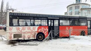 Во Владимире 53 автобус снес ограждение: пенсионерка получила травмы