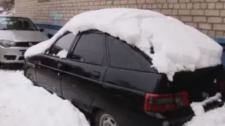 На автомобиль жителя Альметьевска рухнула снежная глыба