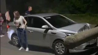 На полной скорости: в Рязани водитель врезался в бетонный столб