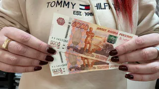 Россиянам в июне дадут один раз по 10 000 рублей от СФР. Названа точная дата прихода денег на карту