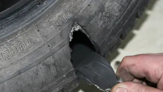 В Шиловском районе в темное время суток порезали колеса у 15 автомобилей