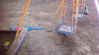 Рязанка засняла, как рабочие спиливают детскую площадку во дворе своего дома (Видео)