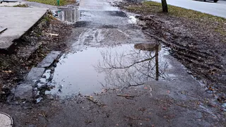 Рязанцы жалуются на огромные лужи и грязь около Черезовских прудов