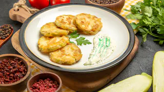 Кабачки перестанут впитывать жир и при этом идеально зажарятся: 1 гениальный лайфхак — и литр масла не нужен