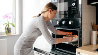 Стекло духовки будет прозрачнее слезы: 1 бутылочка из аптечки, и жир не найдете даже с лупой