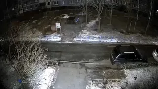 Повредивший несколько машин хулиган попал в объектив камеры на улице Зубковой