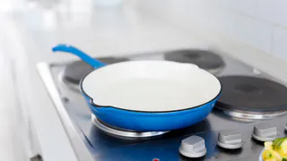 Всегда кипячу сковороду перед жаркой: секрет от старого повара - растительное масло больше не пригодится