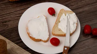 Смешиваем кефир со сметаной — и в холодильник: Через 2 дня получаем нежнейший сливочный сыр