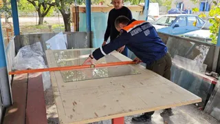 Жители Пензы ремонтируют обстрелянный детский сад в Токмаке