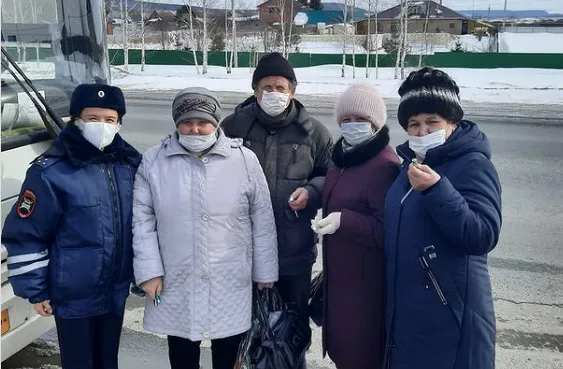 Зачем пассажирам пригородных автобусов раздали фонарики?