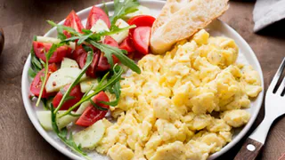 Опытные хозяйки яичницу-болтунью готовят только так: идеальный завтрак за 2 минуты родом из детства —  пальчики оближешь