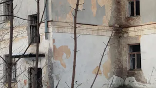 Заброшенная школа-интернет в Кузнецке привлекает детей и бездомных