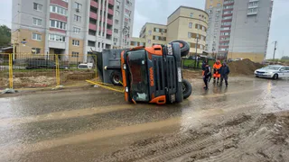 Во Владимире грузовик с песком опрокинулся при разгрузке на Пушкарской улице