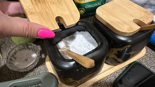 Начала мыть полы солёной водой — перемены в доме оценила вся семья: вот зачем нужно добавить соль в ведро