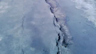 На тротуаре в поселке Элеватор образовалась огромная трещина