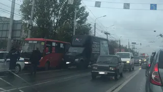 В Рязани на Московском шоссе произошло ДТП с маршруткой и грузовиком