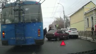 В центре Рязани произошло ДТП с Suzuki, Mazda и ВАЗ-2109