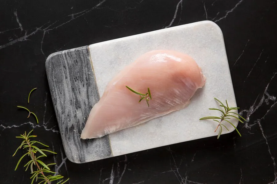 "Там сплошные микробы": Роскачество назвало бренды куриной грудки, которые лучше обходить стороной