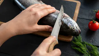 Любую рыбу чищу руками, без ножа и горячей воды: кухня всегда остается чистой - рабочий метод из Испании