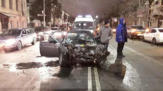 Появилось видео с места ночной аварии на перекрестке улиц Свободы и Ленина