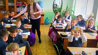 Нижнекамским школьникам начали раздавать фликеры