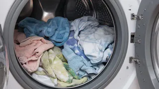 Никогда не стирайте вещи при 40 градусах: опытная прачка рассказала, почему