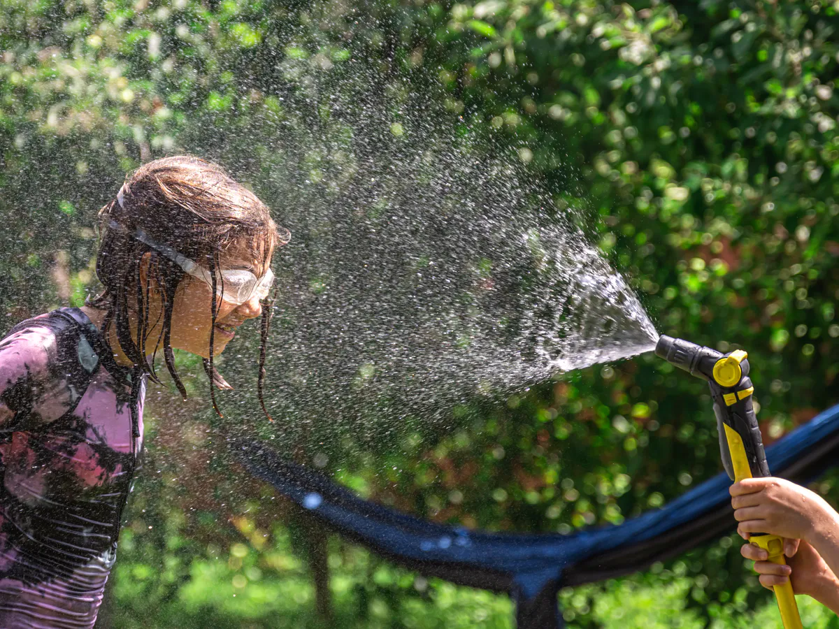 Летний душ на даче: 2 простых и дешевых варианта своими руками