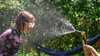 Летний душ на даче: 2 простых и дешевых варианта своими руками