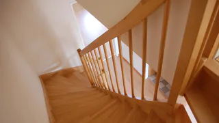 Строители из Турции бросают в лак и краску горсть песка - и вот зачем: гениальный и продуманный способ для лестницы