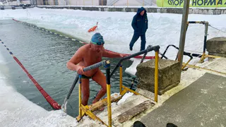 Сейчас вам станет холодно: в Рязани люди утроили заплыв в ледяной воде