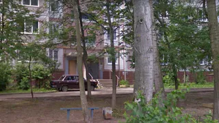 "Два месяца мы живем с открытыми окнами, иначе задохнемся" - жители дома на улице Тимакова бьют тревогу