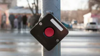 У школы №28 в Пензе неисправные кнопки вызова сигнала светофоров