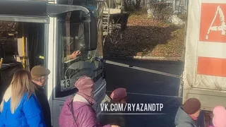 В центре Рязани металлический штырь разбил лобовое стекло автобуса №13