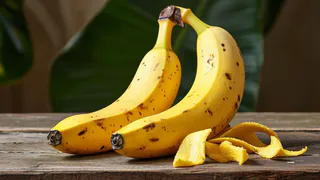 Банановую кожуру посыпаю солью — весь июнь не нарадуюсь своей смекалке: идеальный лайфхак для лентяев