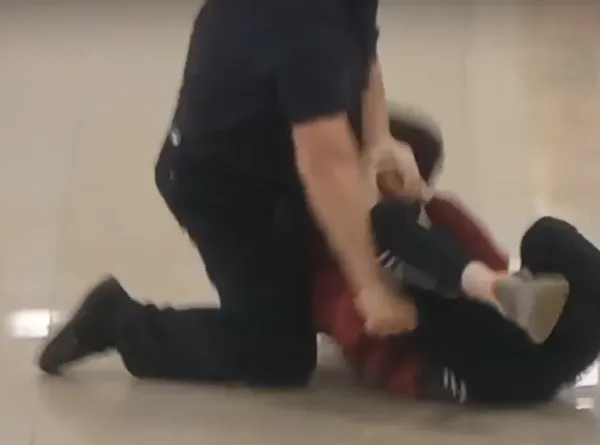 В рязанском ТЦ «Ёж» 9 апреля на видео попал конфликт охранника и подростка