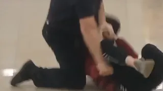 В рязанском ТЦ «Ёж» 9 апреля на видео попал конфликт охранника и подростка 