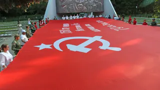 Участники автопробега «Дорогой отцов» развернули Знамя Победы во Владимире